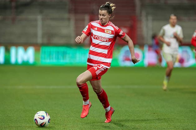 Nele Bauereisen (1. FC Union Berlin, 23) am Ball, Einzelbild, Ganzkörper, Aktion, Action, Spielszene, DIE DFB-RICHTLINIEN UNTERSAGEN JEGLICHE NUTZUNG VON FOTOS ALS SEQUENZBILDER UND ODER VIDEOÄHNLICHE FOTOSTRECKEN. DFB REGULATIONS PROHIBIT ANY USE OF PHOTOGRAPHS AS IMAGE SEQUENCES AND OR QUASI-VIDEO., 23.03.2026, Berlin (Deutschland), Fussball, Google Pixel Frauen-Bundesliga, 1. FC Union Berlin - SV Werder Bremen