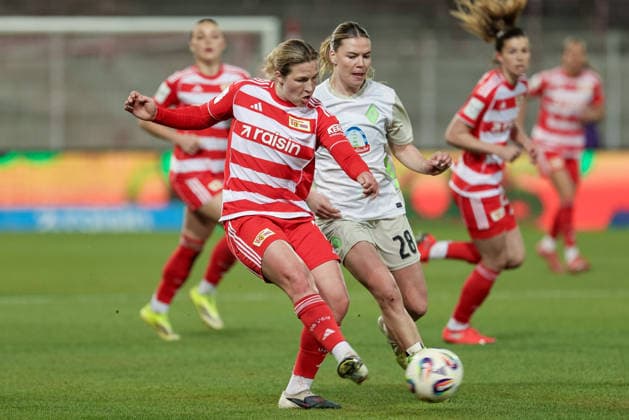 v.li.: Dina Orschmann (1. FC Union Berlin, 11) und Juliane Wirtz (SV Werder Bremen, 28) im Zweikampf, Duell, Dynamik, Aktion, Action, Spielszene, DIE DFB-RICHTLINIEN UNTERSAGEN JEGLICHE NUTZUNG VON FOTOS ALS SEQUENZBILDER UND ODER VIDEOÄHNLICHE FOTOSTRECKEN. DFB REGULATIONS PROHIBIT ANY USE OF PHOTOGRAPHS AS IMAGE SEQUENCES AND OR QUASI-VIDEO., 23.03.2026, Berlin (Deutschland), Fussball, Google Pixel Frauen-Bundesliga, 1. FC Union Berlin - SV Werder Bremen