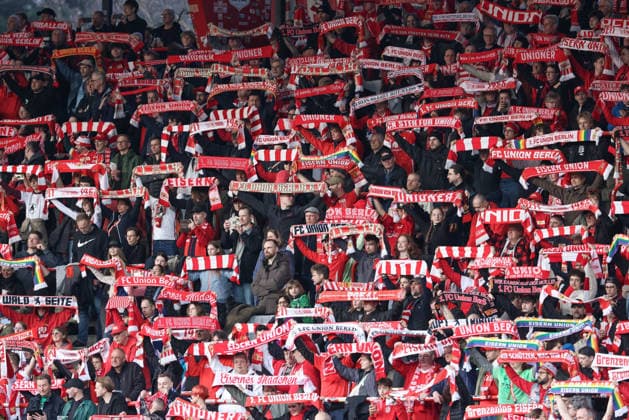 Die Fans des 1. FC Union Berlin zeigen im Fanblock der Heimfans ihre Fanschals, halten Schals hoch, Fans, Zuschauer, Symbolfoto, Symbolbild Fussball, Fußball, Symbol, DIE DFB-RICHTLINIEN UNTERSAGEN JEGLICHE NUTZUNG VON FOTOS ALS SEQUENZBILDER UND ODER VIDEOÄHNLICHE FOTOSTRECKEN. DFB REGULATIONS PROHIBIT ANY USE OF PHOTOGRAPHS AS IMAGE SEQUENCES AND OR QUASI-VIDEO., 23.03.2026, Berlin (Deutschland), Fussball, Google Pixel Frauen-Bundesliga, 1. FC Union Berlin - SV Werder Bremen