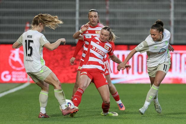 v.li.: Michelle Weiß (SV Werder Bremen, 15), Judith Steinert (1. FC Union Berlin, 17) und Maja Sternad (SV Werder Bremen, 11) im Zweikampf, Duell, Dynamik, Aktion, Action, Spielszene, DIE DFB-RICHTLINIEN UNTERSAGEN JEGLICHE NUTZUNG VON FOTOS ALS SEQUENZBILDER UND ODER VIDEOÄHNLICHE FOTOSTRECKEN. DFB REGULATIONS PROHIBIT ANY USE OF PHOTOGRAPHS AS IMAGE SEQUENCES AND OR QUASI-VIDEO., 23.03.2026, Berlin (Deutschland), Fussball, Google Pixel Frauen-Bundesliga, 1. FC Union Berlin - SV Werder Bremen