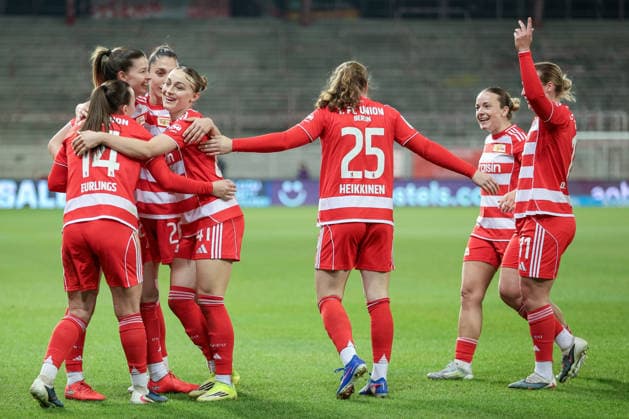Spielerinnen des 1. FC Union Berlin mit Torjubel, Jubel, jubeln, jubelt, optimistisch, Spielszene, Highlight, Freude über das Tor zum 4:0, DIE DFB-RICHTLINIEN UNTERSAGEN JEGLICHE NUTZUNG VON FOTOS ALS SEQUENZBILDER UND ODER VIDEOÄHNLICHE FOTOSTRECKEN. DFB REGULATIONS PROHIBIT ANY USE OF PHOTOGRAPHS AS IMAGE SEQUENCES AND OR QUASI-VIDEO., 23.03.2026, Berlin (Deutschland), Fussball, Google Pixel Frauen-Bundesliga, 1. FC Union Berlin - SV Werder Bremen