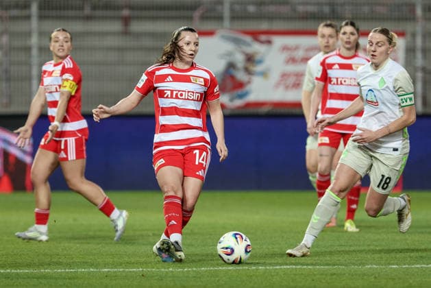 Hannah Eurlings (1. FC Union Berlin, 14) am Ball, Einzelbild, Ganzkörper, Aktion, Action, Spielszene, DIE DFB-RICHTLINIEN UNTERSAGEN JEGLICHE NUTZUNG VON FOTOS ALS SEQUENZBILDER UND ODER VIDEOÄHNLICHE FOTOSTRECKEN. DFB REGULATIONS PROHIBIT ANY USE OF PHOTOGRAPHS AS IMAGE SEQUENCES AND OR QUASI-VIDEO., 23.03.2026, Berlin (Deutschland), Fussball, Google Pixel Frauen-Bundesliga, 1. FC Union Berlin - SV Werder Bremen