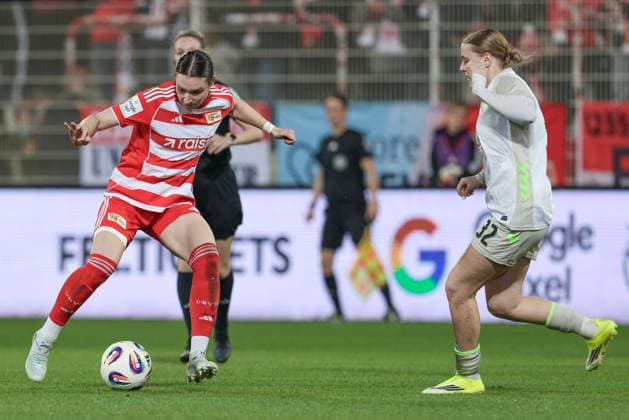 v.li.: Sophie Weidauer (1. FC Union Berlin, 9) und Sarah Gutmann (SV Werder Bremen, 32) im Zweikampf, Duell, Dynamik, Aktion, Action, Spielszene, DIE DFB-RICHTLINIEN UNTERSAGEN JEGLICHE NUTZUNG VON FOTOS ALS SEQUENZBILDER UND ODER VIDEOÄHNLICHE FOTOSTRECKEN. DFB REGULATIONS PROHIBIT ANY USE OF PHOTOGRAPHS AS IMAGE SEQUENCES AND OR QUASI-VIDEO., 23.03.2026, Berlin (Deutschland), Fussball, Google Pixel Frauen-Bundesliga, 1. FC Union Berlin - SV Werder Bremen