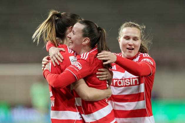 v.li.: Nele Bauereisen (1. FC Union Berlin, 23), Torschützin Hannah Eurlings (1. FC Union Berlin, 14) und Ida Heikkinen (1. FC Union Berlin, 25) mit Torjubel, Jubel, jubeln, jubelt, optimistisch, Spielszene, Highlight, Freude über das Tor zum 4:0, DIE DFB-RICHTLINIEN UNTERSAGEN JEGLICHE NUTZUNG VON FOTOS ALS SEQUENZBILDER UND ODER VIDEOÄHNLICHE FOTOSTRECKEN. DFB REGULATIONS PROHIBIT ANY USE OF PHOTOGRAPHS AS IMAGE SEQUENCES AND OR QUASI-VIDEO., 23.03.2026, Berlin (Deutschland), Fussball, Google Pixel Frauen-Bundesliga, 1. FC Union Berlin - SV Werder Bremen