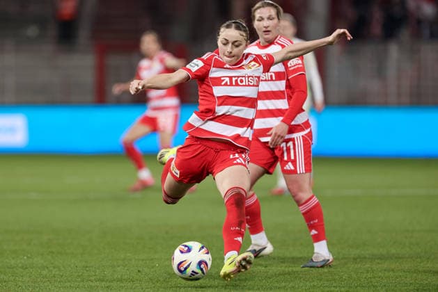 Lia Kamber (1. FC Union Berlin, 41) am Ball, Einzelbild, Ganzkörper, Aktion, Action, Spielszene, DIE DFB-RICHTLINIEN UNTERSAGEN JEGLICHE NUTZUNG VON FOTOS ALS SEQUENZBILDER UND ODER VIDEOÄHNLICHE FOTOSTRECKEN. DFB REGULATIONS PROHIBIT ANY USE OF PHOTOGRAPHS AS IMAGE SEQUENCES AND OR QUASI-VIDEO., 23.03.2026, Berlin (Deutschland), Fussball, Google Pixel Frauen-Bundesliga, 1. FC Union Berlin - SV Werder Bremen
