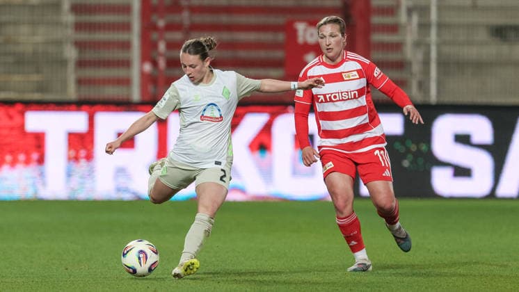 v.li.: Chiara D Angelo (SV Werder Bremen, 2) und Dina Orschmann (1. FC Union Berlin, 11) im Zweikampf, Duell, Dynamik, Aktion, Action, Spielszene, DIE DFB-RICHTLINIEN UNTERSAGEN JEGLICHE NUTZUNG VON FOTOS ALS SEQUENZBILDER UND ODER VIDEOÄHNLICHE FOTOSTRECKEN. DFB REGULATIONS PROHIBIT ANY USE OF PHOTOGRAPHS AS IMAGE SEQUENCES AND OR QUASI-VIDEO., 23.03.2026, Berlin (Deutschland), Fussball, Google Pixel Frauen-Bundesliga, 1. FC Union Berlin - SV Werder Bremen