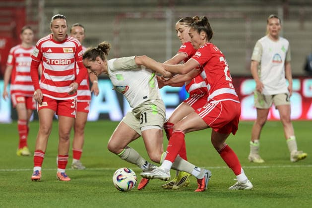 v.li.: Verena Wieder (SV Werder Bremen, 31), Lia Kamber (1. FC Union Berlin, 41) und Amber Tysiak (1. FC Union Berlin, 26) im Zweikampf, Duell, Dynamik, Aktion, Action, Spielszene, DIE DFB-RICHTLINIEN UNTERSAGEN JEGLICHE NUTZUNG VON FOTOS ALS SEQUENZBILDER UND ODER VIDEOÄHNLICHE FOTOSTRECKEN. DFB REGULATIONS PROHIBIT ANY USE OF PHOTOGRAPHS AS IMAGE SEQUENCES AND OR QUASI-VIDEO., 23.03.2026, Berlin (Deutschland), Fussball, Google Pixel Frauen-Bundesliga, 1. FC Union Berlin - SV Werder Bremen