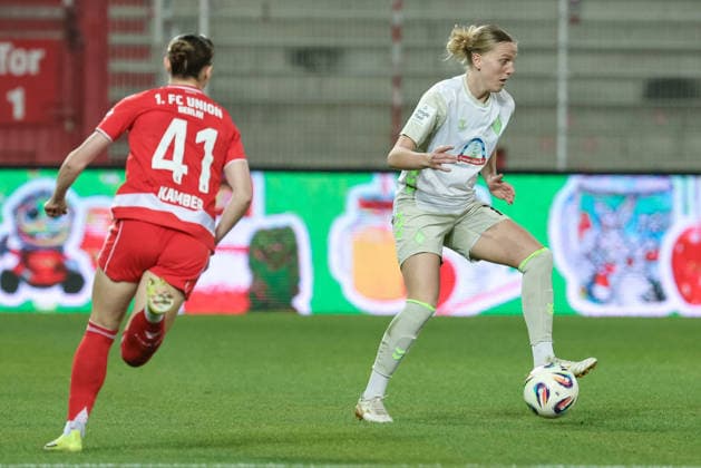 Lina Hausicke (SV Werder Bremen, 18) am Ball, Einzelbild, Ganzkörper, Aktion, Action, Spielszene, DIE DFB-RICHTLINIEN UNTERSAGEN JEGLICHE NUTZUNG VON FOTOS ALS SEQUENZBILDER UND ODER VIDEOÄHNLICHE FOTOSTRECKEN. DFB REGULATIONS PROHIBIT ANY USE OF PHOTOGRAPHS AS IMAGE SEQUENCES AND OR QUASI-VIDEO., 23.03.2026, Berlin (Deutschland), Fussball, Google Pixel Frauen-Bundesliga, 1. FC Union Berlin - SV Werder Bremen