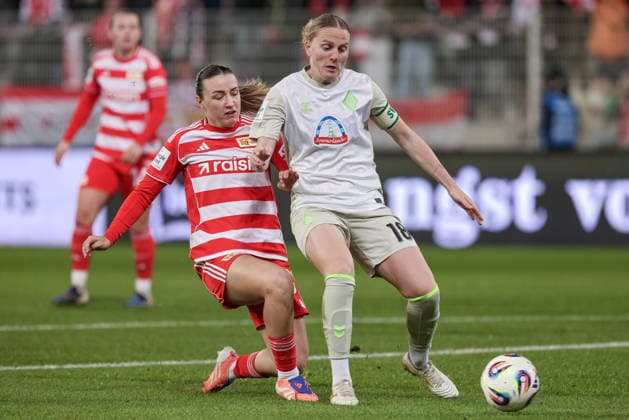 v.li.: Tanja Pawollek (1. FC Union Berlin, 31) und Lina Hausicke (SV Werder Bremen, 18) im Zweikampf, Duell, Dynamik, Aktion, Action, Spielszene, DIE DFB-RICHTLINIEN UNTERSAGEN JEGLICHE NUTZUNG VON FOTOS ALS SEQUENZBILDER UND ODER VIDEOÄHNLICHE FOTOSTRECKEN. DFB REGULATIONS PROHIBIT ANY USE OF PHOTOGRAPHS AS IMAGE SEQUENCES AND OR QUASI-VIDEO., 23.03.2026, Berlin (Deutschland), Fussball, Google Pixel Frauen-Bundesliga, 1. FC Union Berlin - SV Werder Bremen