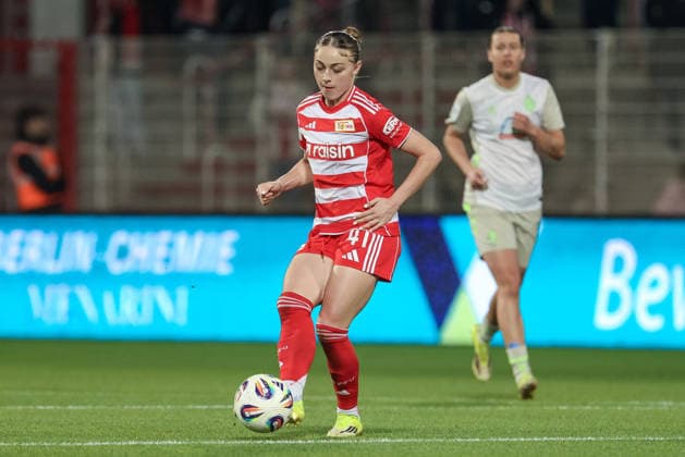Lia Kamber (1. FC Union Berlin, 41) am Ball, Einzelbild, Ganzkörper, Aktion, Action, Spielszene, DIE DFB-RICHTLINIEN UNTERSAGEN JEGLICHE NUTZUNG VON FOTOS ALS SEQUENZBILDER UND ODER VIDEOÄHNLICHE FOTOSTRECKEN. DFB REGULATIONS PROHIBIT ANY USE OF PHOTOGRAPHS AS IMAGE SEQUENCES AND OR QUASI-VIDEO., 23.03.2026, Berlin (Deutschland), Fussball, Google Pixel Frauen-Bundesliga, 1. FC Union Berlin - SV Werder Bremen