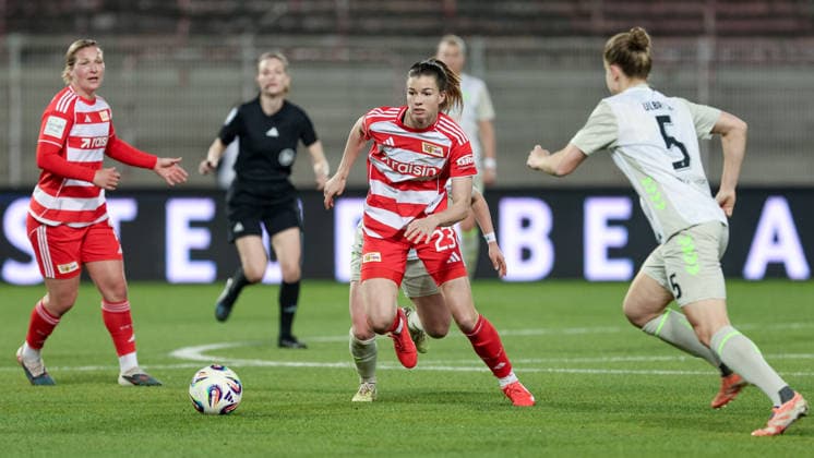 Nele Bauereisen (1. FC Union Berlin, 23) am Ball, Einzelbild, Ganzkörper, Aktion, Action, Spielszene, DIE DFB-RICHTLINIEN UNTERSAGEN JEGLICHE NUTZUNG VON FOTOS ALS SEQUENZBILDER UND ODER VIDEOÄHNLICHE FOTOSTRECKEN. DFB REGULATIONS PROHIBIT ANY USE OF PHOTOGRAPHS AS IMAGE SEQUENCES AND OR QUASI-VIDEO., 23.03.2026, Berlin (Deutschland), Fussball, Google Pixel Frauen-Bundesliga, 1. FC Union Berlin - SV Werder Bremen