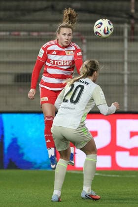 v.li.: Ida Heikkinen (1. FC Union Berlin, 25) und Lena Petermann (SV Werder Bremen, 20) im Kopfballduell, Kopfball, Zweikampf, Action, Aktion, Spielszene, DIE DFB-RICHTLINIEN UNTERSAGEN JEGLICHE NUTZUNG VON FOTOS ALS SEQUENZBILDER UND ODER VIDEOÄHNLICHE FOTOSTRECKEN. DFB REGULATIONS PROHIBIT ANY USE OF PHOTOGRAPHS AS IMAGE SEQUENCES AND OR QUASI-VIDEO., 23.03.2026, Berlin (Deutschland), Fussball, Google Pixel Frauen-Bundesliga, 1. FC Union Berlin - SV Werder Bremen