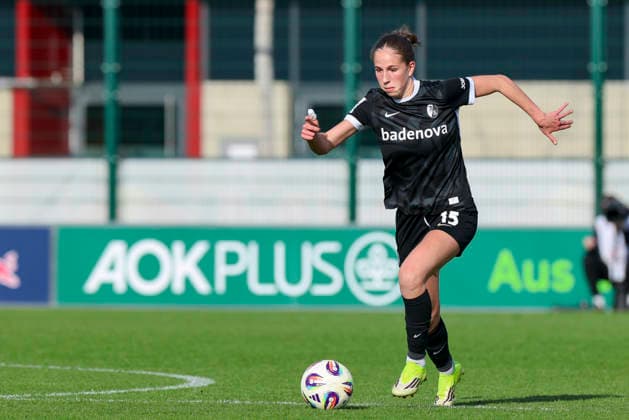 Maj Schneider (SC Freiburg) kontrolliert den Ball, Google Pixel Frauen-Bundesliga, RB Leipzig v SC Freiburg, RB-Trainingszentrum am 22. March 2026 in Leipzig, Deutschland. (Foto von Marco Steinbrenner DeFodi Images) Maj Schneider (SC Freiburg) controls the ball, Google Pixel Frauen-Bundesliga, RB Leipzig v SC Freiburg, RB-Trainingszentrum, March 22, 2026 in Leipzig, Germany. (Photo by Marco Steinbrenner DeFodi Images) DFB DFL REGULATIONS PROHIBIT ANY USE OF PHOTOGRAPHS AS IMAGE SEQUENCES AND OR QUASI-VIDEO. -