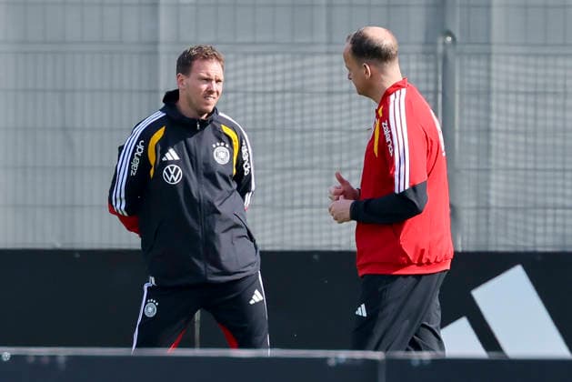 Bundestrainer Julian Nagelsmann (Germany) und Mannschaftsarzt Dr. Jochen Hahne (Germany) unterhalten sich, , Training der deutschen Fussball Nationalmannschaft, Home Ground am 24. March 2026 in Herzogenaurach, Deutschland. (Foto von Marco Steinbrenner DeFodi Images) Bundestrainer Julian Nagelsmann (Germany) und Mannschaftsarzt Dr. Jochen Hahne (Germany) talk together, , Training der deutschen Fussball Nationalmannschaft, Home Ground, March 24, 2026 in Herzogenaurach, Germany. (Photo by Marco Steinbrenner DeFodi Images) -