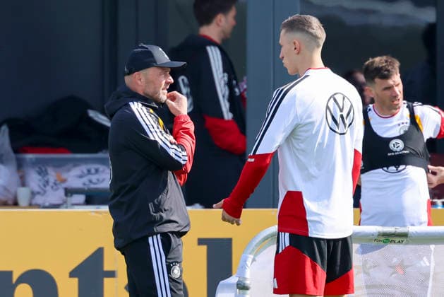 Assistenztrainer Alfred Schreuder (Germany) und Nico Schlotterbeck (Germany) unterhalten sich, , Training der deutschen Fussball Nationalmannschaft, Home Ground am 24. March 2026 in Herzogenaurach, Deutschland. (Foto von Marco Steinbrenner DeFodi Images) Assistenztrainer Alfred Schreuder (Germany) und Nico Schlotterbeck (Germany) talk together, , Training der deutschen Fussball Nationalmannschaft, Home Ground, March 24, 2026 in Herzogenaurach, Germany. (Photo by Marco Steinbrenner DeFodi Images) -