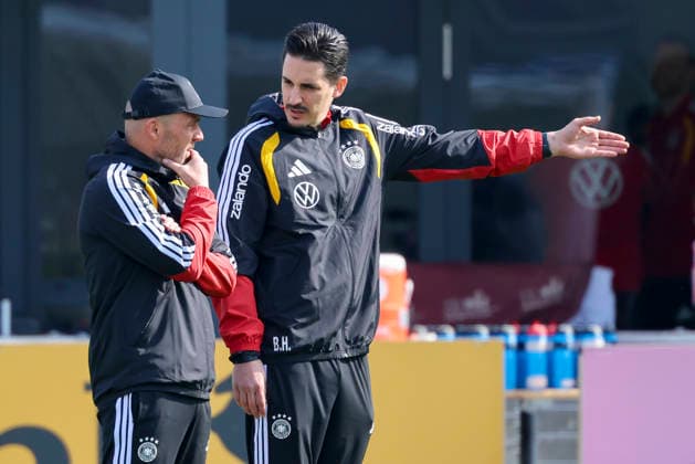 Assistenztrainer Alfred Schreuder (Germany) und Assistenztrainer Benjamin Huebner (Germany) unterhalten sich, , Training der deutschen Fussball Nationalmannschaft, Home Ground am 24. March 2026 in Herzogenaurach, Deutschland. (Foto von Marco Steinbrenner DeFodi Images) Assistenztrainer Alfred Schreuder (Germany) und Assistenztrainer Benjamin Huebner (Germany) talk together, , Training der deutschen Fussball Nationalmannschaft, Home Ground, March 24, 2026 in Herzogenaurach, Germany. (Photo by Marco Steinbrenner DeFodi Images) -