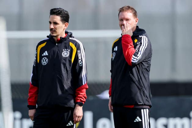 Assistenztrainer Benjamin Huebner (Germany) und Bundestrainer Julian Nagelsmann (Germany) schauen, , Training der deutschen Fussball Nationalmannschaft, Home Ground am 24. March 2026 in Herzogenaurach, Deutschland. (Foto von Marco Steinbrenner DeFodi Images) Assistenztrainer Benjamin Huebner (Germany) und Bundestrainer Julian Nagelsmann (Germany) look on, , Training der deutschen Fussball Nationalmannschaft, Home Ground, March 24, 2026 in Herzogenaurach, Germany. (Photo by Marco Steinbrenner DeFodi Images) -