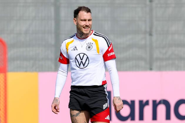 David Raum (Germany) lacht, , Training der deutschen Fussball Nationalmannschaft, Home Ground am 24. March 2026 in Herzogenaurach, Deutschland. (Foto von Marco Steinbrenner DeFodi Images) David Raum (Germany) smiles, , Training der deutschen Fussball Nationalmannschaft, Home Ground, March 24, 2026 in Herzogenaurach, Germany. (Photo by Marco Steinbrenner DeFodi Images) -