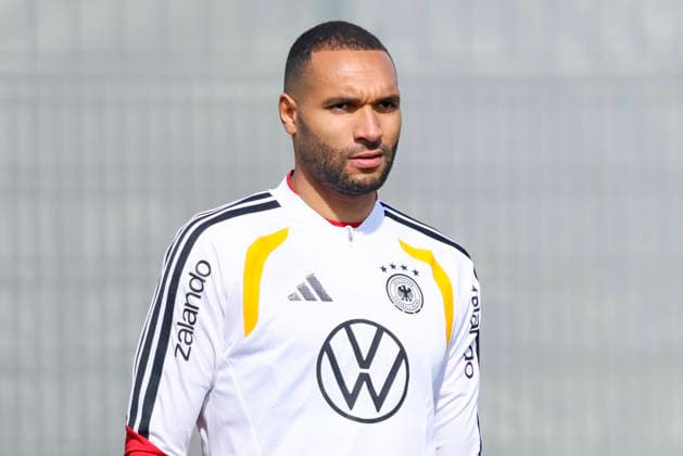 Jonathan Tah (Germany) schaut, , Training der deutschen Fussball Nationalmannschaft, Home Ground am 24. March 2026 in Herzogenaurach, Deutschland. (Foto von Marco Steinbrenner DeFodi Images) Jonathan Tah (Germany) looks on, , Training der deutschen Fussball Nationalmannschaft, Home Ground, March 24, 2026 in Herzogenaurach, Germany. (Photo by Marco Steinbrenner DeFodi Images) -