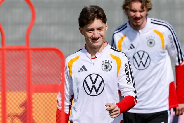 Angelo Stiller (Germany) lacht, , Training der deutschen Fussball Nationalmannschaft, Home Ground am 24. March 2026 in Herzogenaurach, Deutschland. (Foto von Marco Steinbrenner DeFodi Images) Angelo Stiller (Germany) smiles, , Training der deutschen Fussball Nationalmannschaft, Home Ground, March 24, 2026 in Herzogenaurach, Germany. (Photo by Marco Steinbrenner DeFodi Images) -