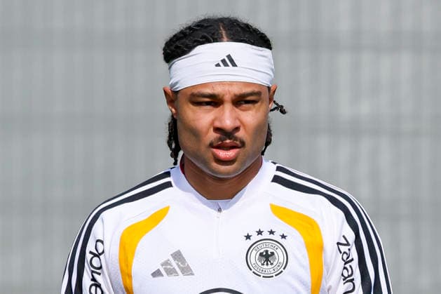 Serge Gnabry (Germany) schaut, , Training der deutschen Fussball Nationalmannschaft, Home Ground am 24. March 2026 in Herzogenaurach, Deutschland. (Foto von Marco Steinbrenner DeFodi Images) Serge Gnabry (Germany) looks on, , Training der deutschen Fussball Nationalmannschaft, Home Ground, March 24, 2026 in Herzogenaurach, Germany. (Photo by Marco Steinbrenner DeFodi Images) -