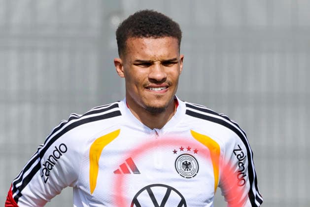 Malick Thiaw (Germany) schaut, , Training der deutschen Fussball Nationalmannschaft, Home Ground am 24. March 2026 in Herzogenaurach, Deutschland. (Foto von Marco Steinbrenner DeFodi Images) Malick Thiaw (Germany) looks on, , Training der deutschen Fussball Nationalmannschaft, Home Ground, March 24, 2026 in Herzogenaurach, Germany. (Photo by Marco Steinbrenner DeFodi Images) -