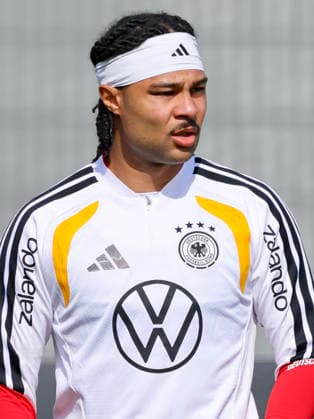 Serge Gnabry (Germany) schaut, , Training der deutschen Fussball Nationalmannschaft, Home Ground am 24. March 2026 in Herzogenaurach, Deutschland. (Foto von Marco Steinbrenner DeFodi Images) Serge Gnabry (Germany) looks on, , Training der deutschen Fussball Nationalmannschaft, Home Ground, March 24, 2026 in Herzogenaurach, Germany. (Photo by Marco Steinbrenner DeFodi Images) -