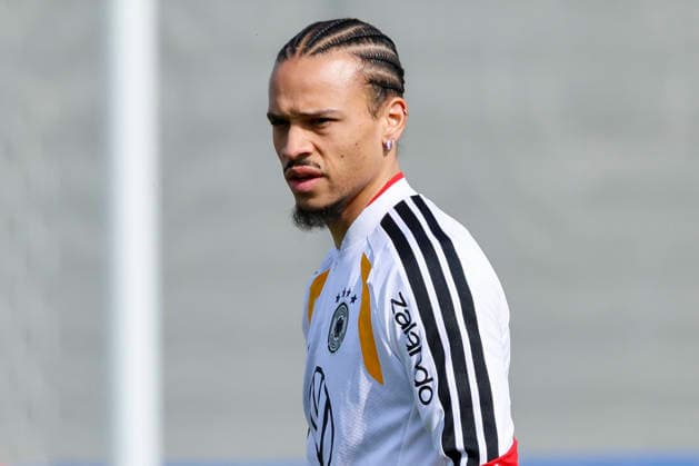 Leroy Sane (Germany) schaut, , Training der deutschen Fussball Nationalmannschaft, Home Ground am 24. March 2026 in Herzogenaurach, Deutschland. (Foto von Marco Steinbrenner DeFodi Images) Leroy Sane (Germany) looks on, , Training der deutschen Fussball Nationalmannschaft, Home Ground, March 24, 2026 in Herzogenaurach, Germany. (Photo by Marco Steinbrenner DeFodi Images) -