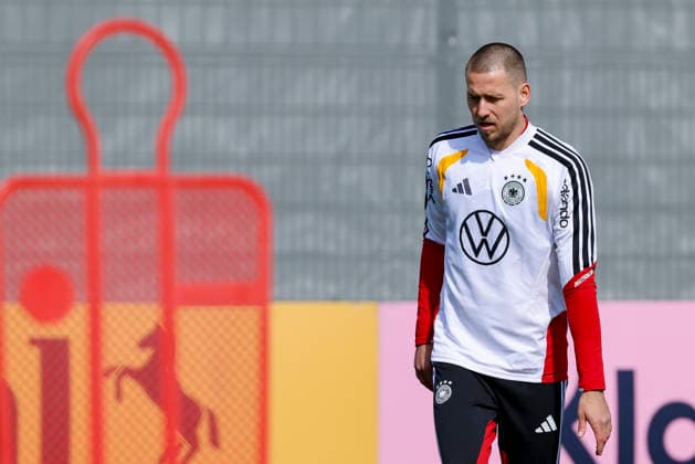 Waldemar Anton (Germany) schaut enttaeuscht, , Training der deutschen Fussball Nationalmannschaft, Home Ground am 24. March 2026 in Herzogenaurach, Deutschland. (Foto von Marco Steinbrenner DeFodi Images) Waldemar Anton (Germany) looks dejected, , Training der deutschen Fussball Nationalmannschaft, Home Ground, March 24, 2026 in Herzogenaurach, Germany. (Photo by Marco Steinbrenner DeFodi Images) -