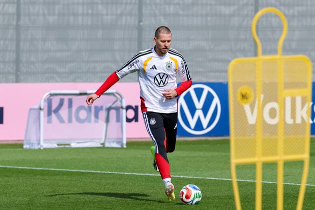 Waldemar Anton (Germany) kontrolliert den Ball, , Training der deutschen Fussball Nationalmannschaft, Home Ground am 24. March 2026 in Herzogenaurach, Deutschland. (Foto von Marco Steinbrenner DeFodi Images) Waldemar Anton (Germany) controls the ball, , Training der deutschen Fussball Nationalmannschaft, Home Ground, March 24, 2026 in Herzogenaurach, Germany. (Photo by Marco Steinbrenner DeFodi Images) -