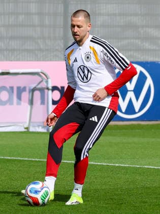 Waldemar Anton (Germany) kontrolliert den Ball, , Training der deutschen Fussball Nationalmannschaft, Home Ground am 24. March 2026 in Herzogenaurach, Deutschland. (Foto von Marco Steinbrenner DeFodi Images) Waldemar Anton (Germany) controls the ball, , Training der deutschen Fussball Nationalmannschaft, Home Ground, March 24, 2026 in Herzogenaurach, Germany. (Photo by Marco Steinbrenner DeFodi Images) -