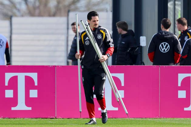 Assistenztrainer Benjamin Huebner (Germany) schaut, , Training der deutschen Fussball Nationalmannschaft, Home Ground am 24. March 2026 in Herzogenaurach, Deutschland. (Foto von Marco Steinbrenner DeFodi Images) Assistenztrainer Benjamin Huebner (Germany) looks on, , Training der deutschen Fussball Nationalmannschaft, Home Ground, March 24, 2026 in Herzogenaurach, Germany. (Photo by Marco Steinbrenner DeFodi Images) -