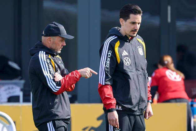 Assistenztrainer Alfred Schreuder (Germany) und Assistenztrainer Benjamin Huebner (Germany) unterhalten sich, , Training der deutschen Fussball Nationalmannschaft, Home Ground am 24. March 2026 in Herzogenaurach, Deutschland. (Foto von Marco Steinbrenner DeFodi Images) Assistenztrainer Alfred Schreuder (Germany) und Assistenztrainer Benjamin Huebner (Germany) talk together, , Training der deutschen Fussball Nationalmannschaft, Home Ground, March 24, 2026 in Herzogenaurach, Germany. (Photo by Marco Steinbrenner DeFodi Images) -