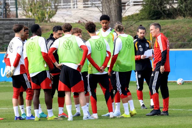 DEU, DFB U20 Nationalmannschaft, Training, 24.03.2026, Sportforum, Berlin, DEU, DFB U20 Nationalmannschaft, Training, im Bild: Trainer Hannes Wolf, Spielerkreis DFL - regulations prohibit any use of Photographs as image sequences and or quasi-video
