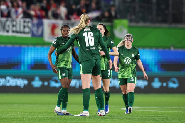 Torjubel - Torschützin Lineth Beerensteyn (l.,VfL Wolfsburg,9) trifft zum 1-0 mit Camilla Küver (M.,VfL Wolfsburg,16) und Caitlin Dijkstra (VfL Wolfsburg,3) - Viertelfinale Champions League der Frauen Saison 2025-2026 VfL Wolfsburg vs. OL Lyonnes Lyon in der Volkswagen Arena in Wolfsburg - Aktion,Fußball,Frau,Frauen,Damen,Deutschland,24.03.2026