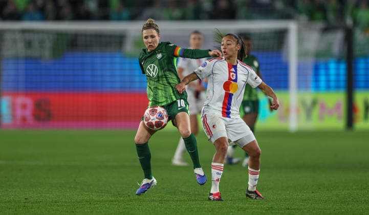 GER, Wolfsburg, VfL Wolfsburg vs Olympique Lyon, Women s Champions League, Fussball, UEFA, Spielzeit 2025 2026, AOK Arena, Viertelfinale, Hinspiel im Bild v.l.: Svenja Huth (VfL Wolfsburg Frauen 10), Selma Bacha (Olympique Lyon Frauen), Zweikampf DFB DFL REGULATIONS PROHIBIT ANY USE OF PHOTOGRAPHS AS IMAGE SEQUENCES AND OR QUASI-VIDEO, 24.03.2026 Copyright: HMBxMedia HendrikxHamelau