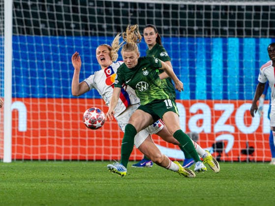 Justine Kielland (VfL Wolfsburg, 18) im Zweikampf gegen Lindsey Heaps (OL Lyonnes, 10) VfL Wolfsburg vs. Olympique Lyon, Fussball, Frauen UEFA Champions League, Viertelfinale, Saison 2025 2026, 24.03.2026 VfL Wolfsburg vs. Olympique Lyon, Fussball, Frauen UEFA Champions League, Viertelfinale, Saison 2025 2026, 24.03.2026 Wolfsburg Copyright: xEibner-Pressefoto DamianxKruczynx EP_DKI