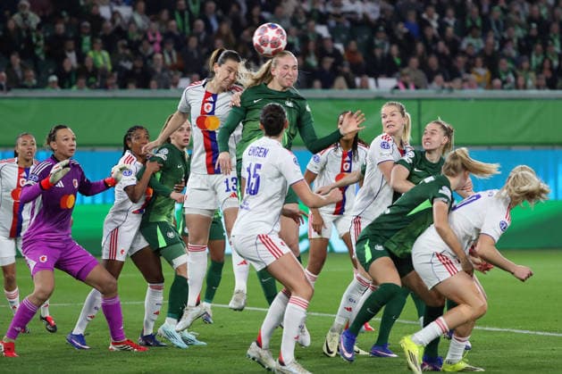 VfL vs. Lyon, CL Frauen, Wolfsburg, 24.03.2026, Fußball, Frauen, VfL Wolfsburg vs. Olympique Lyon, Champions League, Viertelfinale, Saison 2025 2026, Damaris Egurolla (Lyon), Camilla Küver (VfL Wolfsburg) AOK Stadion Niedersachsen Deutschland