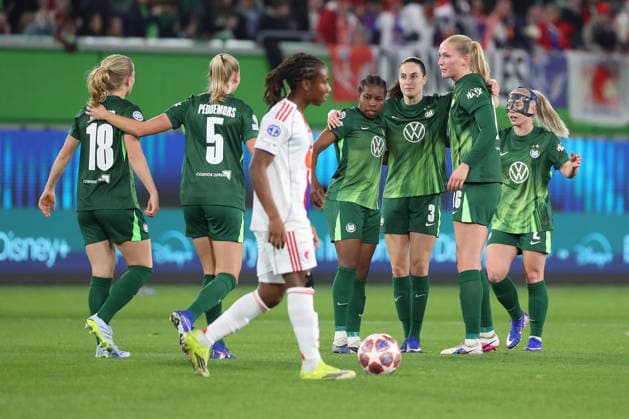 VfL vs. Lyon, CL Frauen, Wolfsburg, 24.03.2026, Fußball, Frauen, VfL Wolfsburg vs. Olympique Lyon, Champions League, Viertelfinale, Saison 2025 2026, Lineth Beerensteyn (VfL Wolfsburg) jubelt mit der Mannschaft nach ihrem Tor zum 1:0 AOK Stadion Niedersachsen Deutschland
