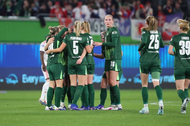 VfL vs. Lyon, CL Frauen, Wolfsburg, 24.03.2026, Fußball, Frauen, VfL Wolfsburg vs. Olympique Lyon, Champions League, Viertelfinale, Saison 2025 2026, Lineth Beerensteyn (VfL Wolfsburg) jubelt mit der Mannschaft nach ihrem Tor zum 1:0 AOK Stadion Niedersachsen Deutschland