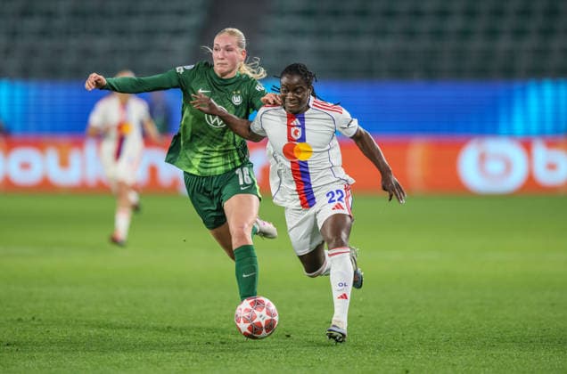 GER, Wolfsburg, VfL Wolfsburg vs Olympique Lyon, Women s Champions League, Fussball, UEFA, Spielzeit 2025 2026, AOK Arena, Viertelfinale, Hinspiel im Bild v.l.: Camilla Küver (VfL Wolfsburg Frauen 16), Tabitha Chawinga (Olympique Lyon Frauen 22), Zweikampf DFB DFL REGULATIONS PROHIBIT ANY USE OF PHOTOGRAPHS AS IMAGE SEQUENCES AND OR QUASI-VIDEO, 24.03.2026 Copyright: HMBxMedia HendrikxHamelau