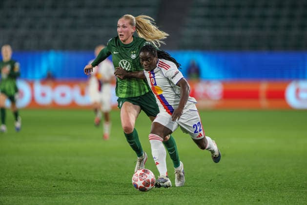 GER, Wolfsburg, VfL Wolfsburg vs Olympique Lyon, Women s Champions League, Fussball, UEFA, Spielzeit 2025 2026, AOK Arena, Viertelfinale, Hinspiel im Bild v.l.: Camilla Küver (VfL Wolfsburg Frauen 16), Tabitha Chawinga (Olympique Lyon Frauen 22), Zweikampf DFB DFL REGULATIONS PROHIBIT ANY USE OF PHOTOGRAPHS AS IMAGE SEQUENCES AND OR QUASI-VIDEO, 24.03.2026 Copyright: HMBxMedia HendrikxHamelau