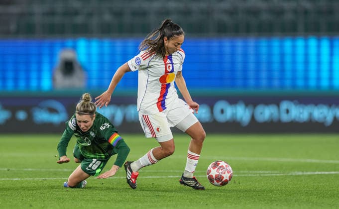 GER, Wolfsburg, VfL Wolfsburg vs Olympique Lyon, Women s Champions League, Fussball, UEFA, Spielzeit 2025 2026, AOK Arena, Viertelfinale, Hinspiel im Bild v.l.: Svenja Huth (VfL Wolfsburg Frauen 10), Selma Bacha (Olympique Lyon Frauen) DFB DFL REGULATIONS PROHIBIT ANY USE OF PHOTOGRAPHS AS IMAGE SEQUENCES AND OR QUASI-VIDEO, 24.03.2026 Copyright: HMBxMedia HendrikxHamelau