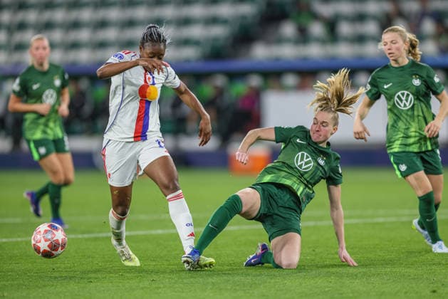 GER, Wolfsburg, VfL Wolfsburg vs Olympique Lyon, Women s Champions League, Fussball, UEFA, Spielzeit 2025 2026, AOK Arena, Viertelfinale, Hinspiel im Bild v.l.: Kadidiatou Diani (Olympique Lyon Frauen 11), Janina Minge (VfL Wolfsburg Frauen 6), Zweikampf im Strafraum, Grätsche DFB DFL REGULATIONS PROHIBIT ANY USE OF PHOTOGRAPHS AS IMAGE SEQUENCES AND OR QUASI-VIDEO, 24.03.2026 Copyright: HMBxMedia HendrikxHamelau