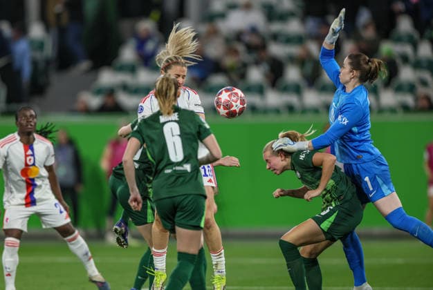 GER, Wolfsburg, VfL Wolfsburg vs Olympique Lyon, Women s Champions League, Fussball, UEFA, Spielzeit 2025 2026, AOK Arena, Viertelfinale, Hinspiel im Bild v.l.: Lindsey Heaps (Olympique Lyon Frauen 10), Ella Peddemors (VfL Wolfsburg Frauen 5), Stina Johannes (VfL Wolfsburg Frauen 1), Strafraumszene DFB DFL REGULATIONS PROHIBIT ANY USE OF PHOTOGRAPHS AS IMAGE SEQUENCES AND OR QUASI-VIDEO, 24.03.2026 Copyright: HMBxMedia HendrikxHamelau