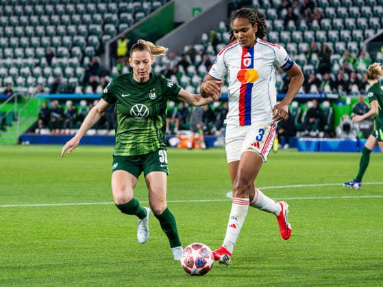 Sarai Linder (VfL Wolfsburg, 39) im Zweikampf gegen Wendie Renard (OL Lyonnes, 03) VfL Wolfsburg vs. Olympique Lyon, Fussball, Frauen UEFA Champions League, Viertelfinale, Saison 2025 2026, 24.03.2026 VfL Wolfsburg vs. Olympique Lyon, Fussball, Frauen UEFA Champions League, Viertelfinale, Saison 2025 2026, 24.03.2026 Wolfsburg Copyright: xEibner-Pressefoto DamianxKruczynx EP_DKI