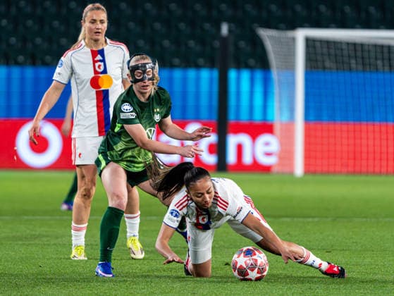 Selma Bacha (OL Lyonnes, 04) im Zweikampf gegen Thea Bjelde (VfL Wolfsburg, 02) VfL Wolfsburg vs. Olympique Lyon, Fussball, Frauen UEFA Champions League, Viertelfinale, Saison 2025 2026, 24.03.2026 VfL Wolfsburg vs. Olympique Lyon, Fussball, Frauen UEFA Champions League, Viertelfinale, Saison 2025 2026, 24.03.2026 Wolfsburg Copyright: xEibner-Pressefoto DamianxKruczynx EP_DKI