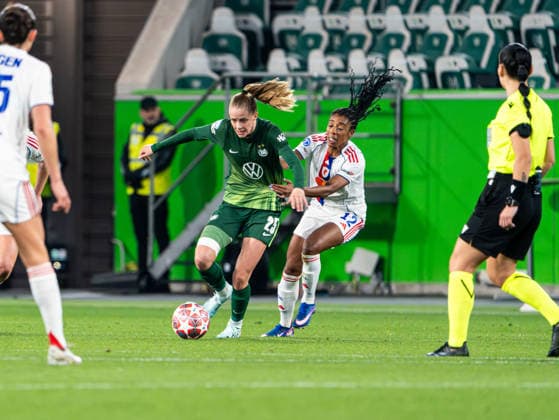 Vivien Endemann (VfL Wolfsburg, 25) im Zweikampf gegen Ashley Lawrence (OL Lyonnes, 12) VfL Wolfsburg vs. Olympique Lyon, Fussball, Frauen UEFA Champions League, Viertelfinale, Saison 2025 2026, 24.03.2026 VfL Wolfsburg vs. Olympique Lyon, Fussball, Frauen UEFA Champions League, Viertelfinale, Saison 2025 2026, 24.03.2026 Wolfsburg Copyright: xEibner-Pressefoto DamianxKruczynx EP_DKI