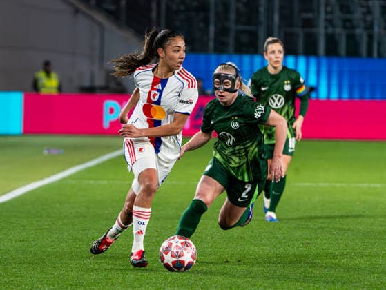 Selma Bacha (OL Lyonnes, 04) im Zweikampf gegen Thea Bjelde (VfL Wolfsburg, 02) VfL Wolfsburg vs. Olympique Lyon, Fussball, Frauen UEFA Champions League, Viertelfinale, Saison 2025 2026, 24.03.2026 VfL Wolfsburg vs. Olympique Lyon, Fussball, Frauen UEFA Champions League, Viertelfinale, Saison 2025 2026, 24.03.2026 Wolfsburg Copyright: xEibner-Pressefoto DamianxKruczynx EP_DKI