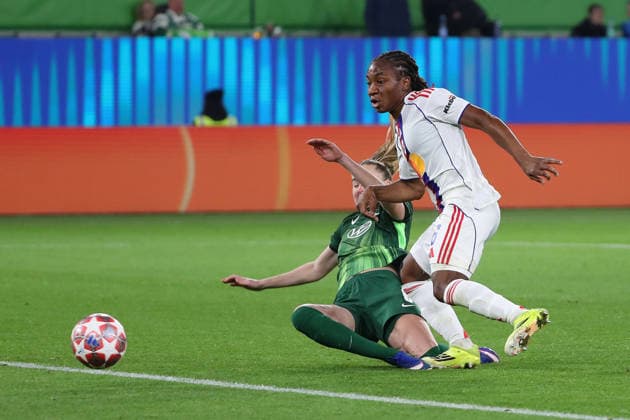 VfL vs. Lyon, CL Frauen, Wolfsburg, 24.03.2026, Fußball, Frauen, VfL Wolfsburg vs. Olympique Lyon, Champions League, Viertelfinale, Saison 2025 2026, Janina Minge (VfL Wolfsburg), Melchie Dumornay (Lyon) AOK Stadion Niedersachsen Deutschland
